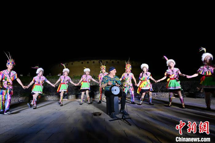 Artistas americanos experimentam dan?as folclóricas chinesas