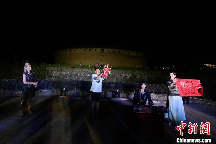 Artistas americanos experimentam dan?as folclóricas chinesas