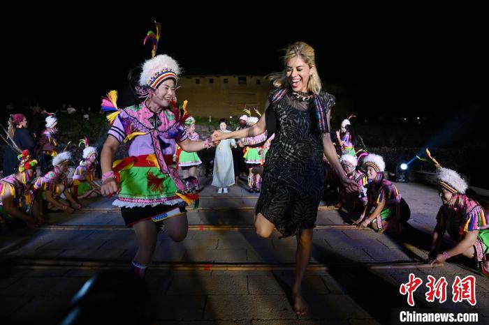 Artistas americanos experimentam dan?as folclóricas chinesas