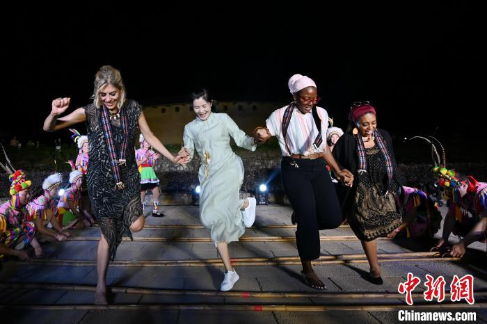 Artistas americanos experimentam dan?as folclóricas chinesas