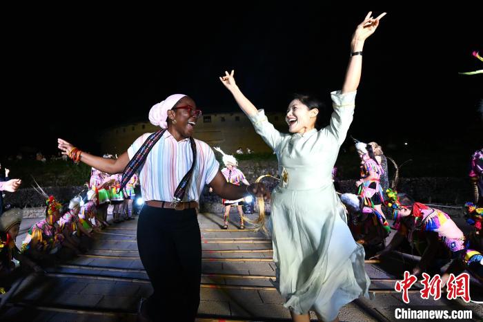 Artistas americanos experimentam dan?as folclóricas chinesas