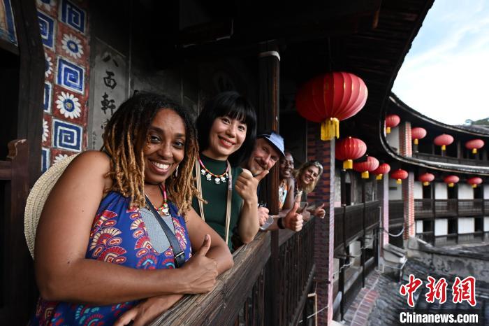 Artistas americanos experimentam dan?as folclóricas chinesas