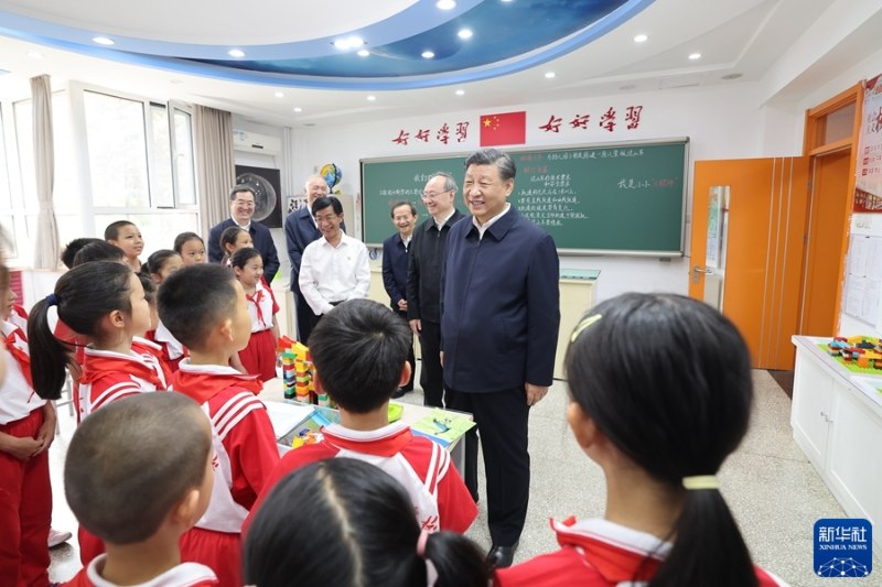 Xi Jinping visita escola em Beijing antes do Dia Internacional das Crian?as