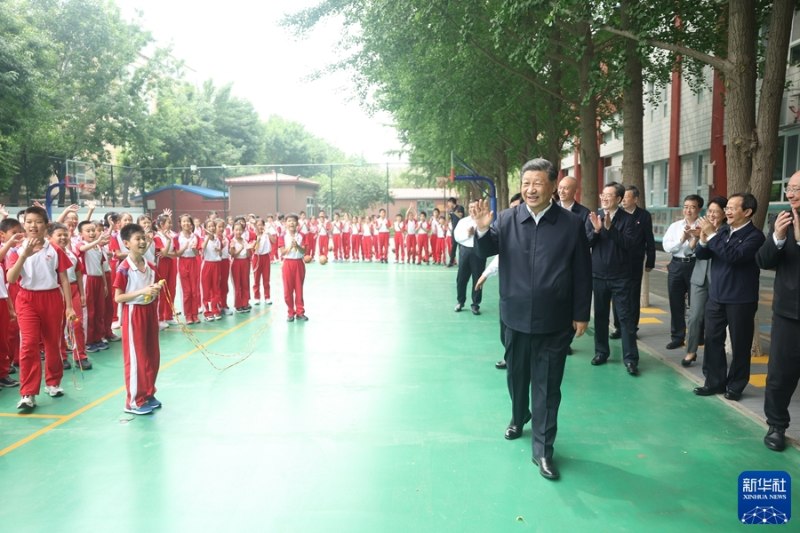 Xi Jinping visita escola em Beijing antes do Dia Internacional das Crian?as
