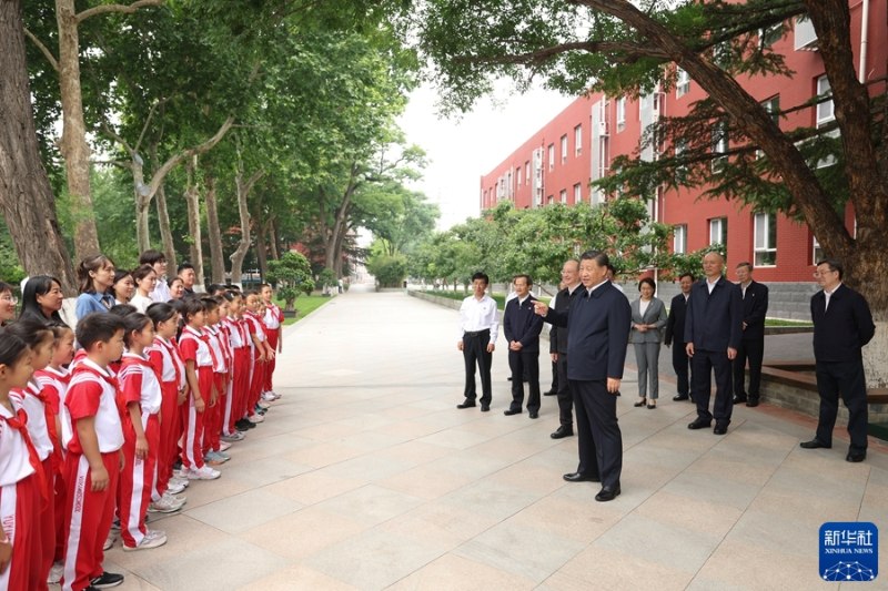 Xi Jinping visita escola em Beijing antes do Dia Internacional das Crian?as