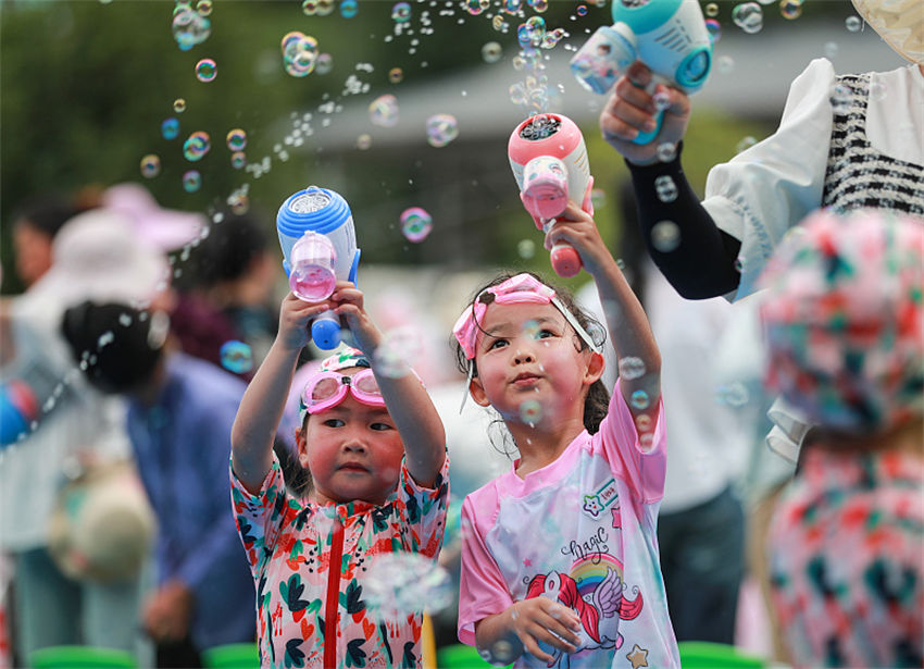 Crian?as d?o as boas-vindas ao dia 1o de junho