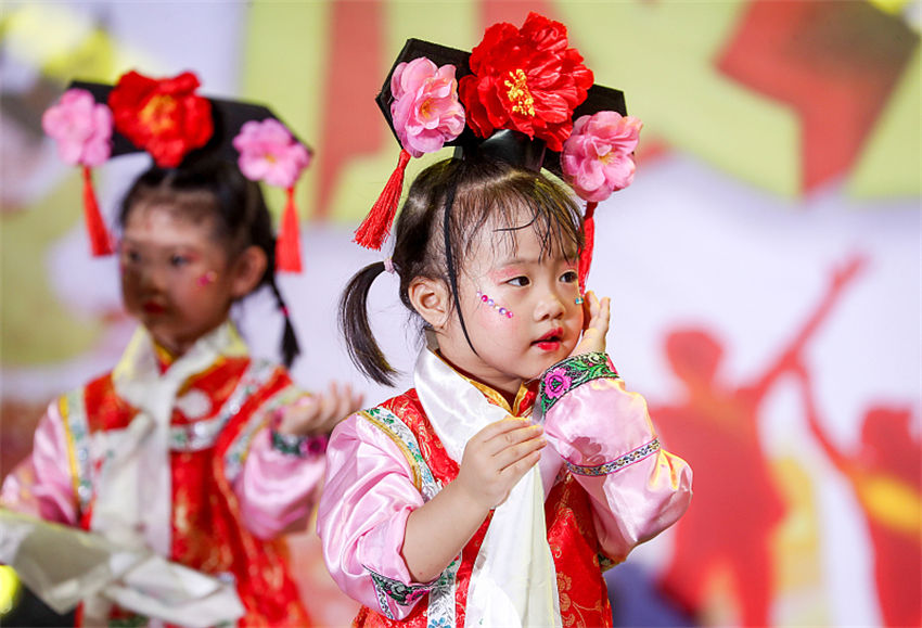 Crian?as d?o as boas-vindas ao dia 1o de junho