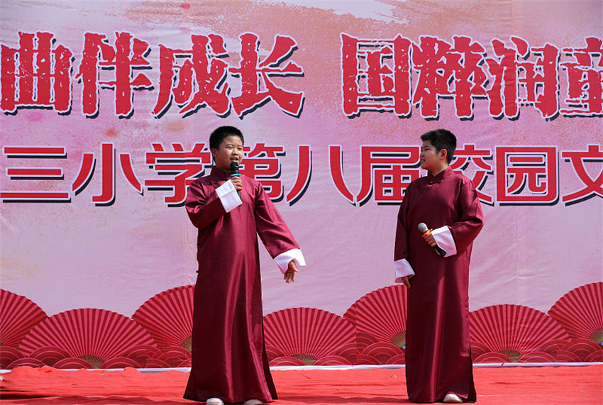 Crian?as d?o as boas-vindas ao dia 1o de junho