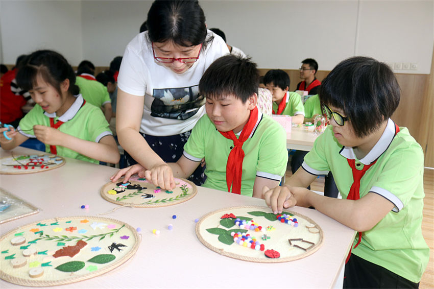 Crian?as d?o as boas-vindas ao dia 1o de junho