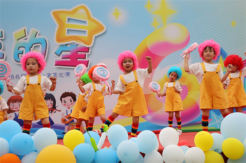 Crian?as d?o as boas-vindas ao dia 1o de junho