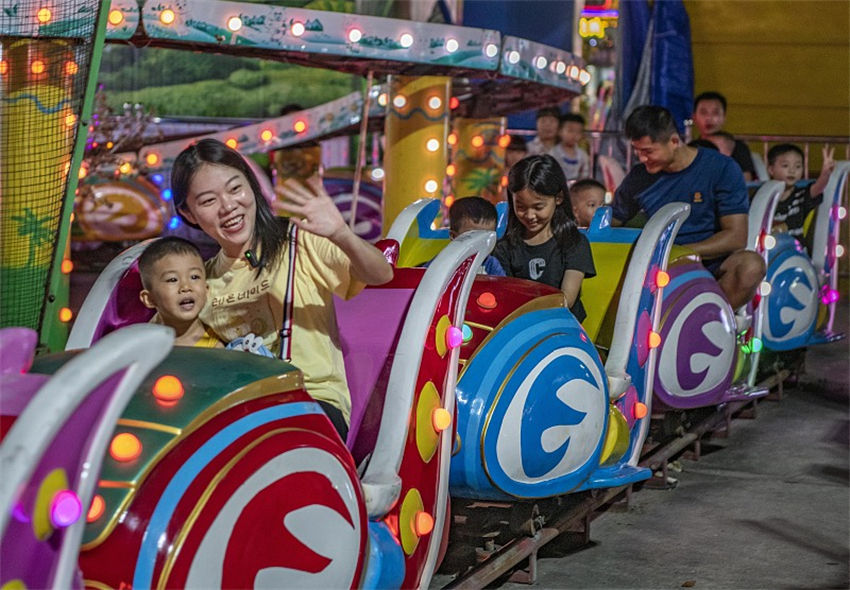 Crian?as d?o as boas-vindas ao dia 1o de junho