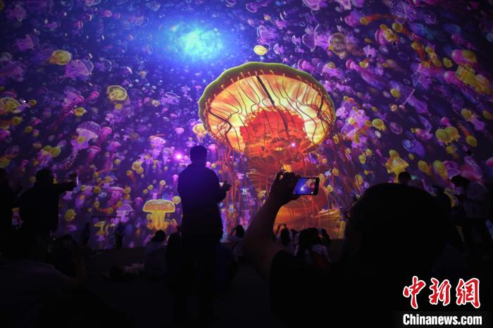 Cúpula de 360 graus de teatro traz banquete audiovisual oceanico no leste da China