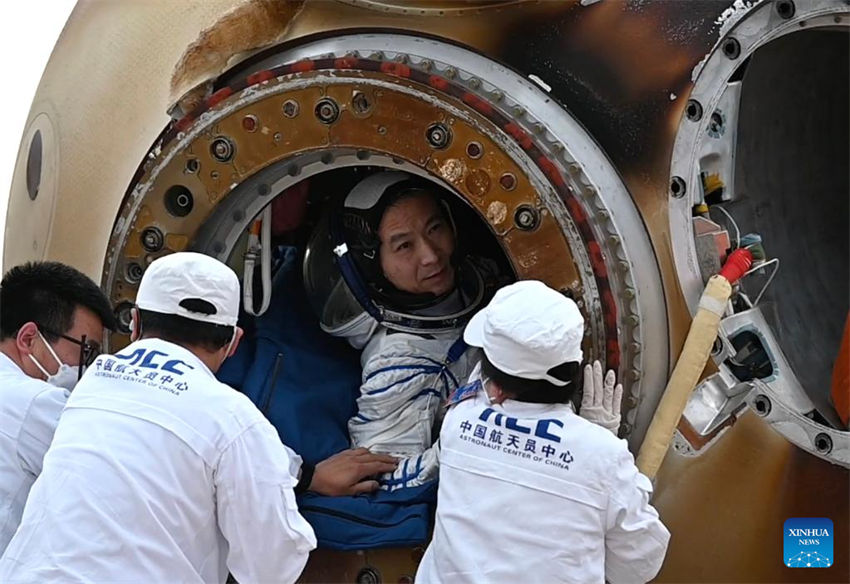 Astronautas da Shenzhou-15 da China retornam em seguran?a