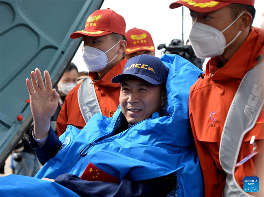 Astronautas da Shenzhou-15 da China retornam em seguran?a