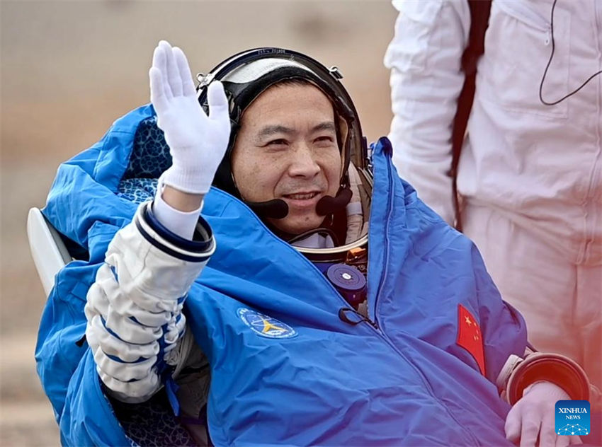 Astronautas da Shenzhou-15 da China retornam em seguran?a