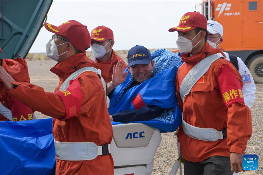 Astronautas da Shenzhou-15 da China retornam em seguran?a