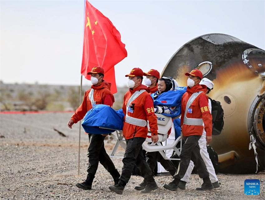 Astronautas da Shenzhou-15 da China retornam em seguran?a