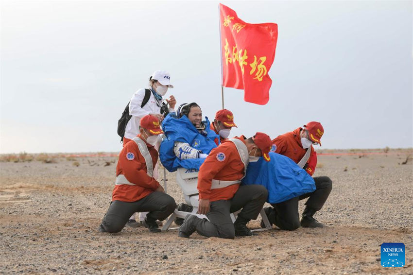 Astronautas da Shenzhou-15 da China retornam em seguran?a