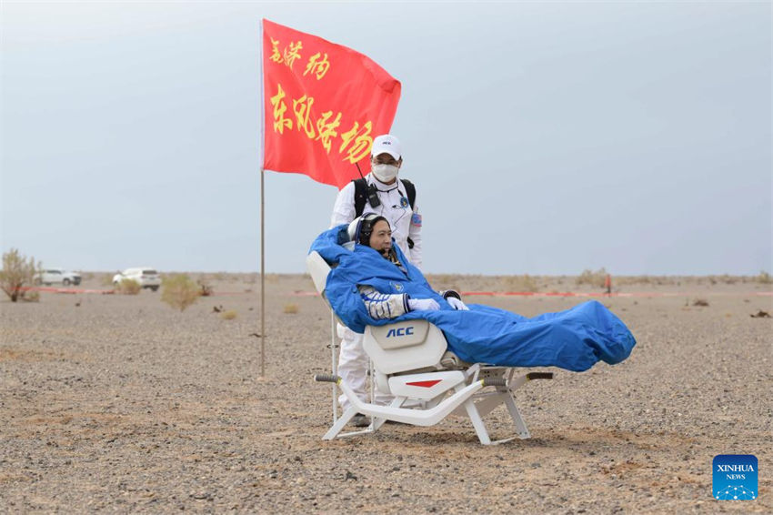 Astronautas da Shenzhou-15 da China retornam em seguran?a