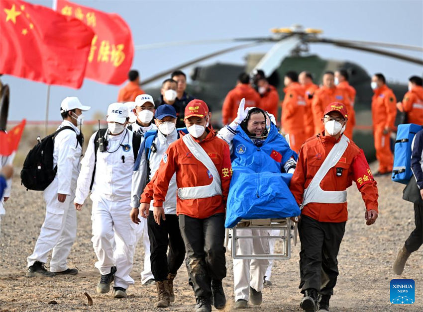 Astronautas da Shenzhou-15 da China retornam em seguran?a
