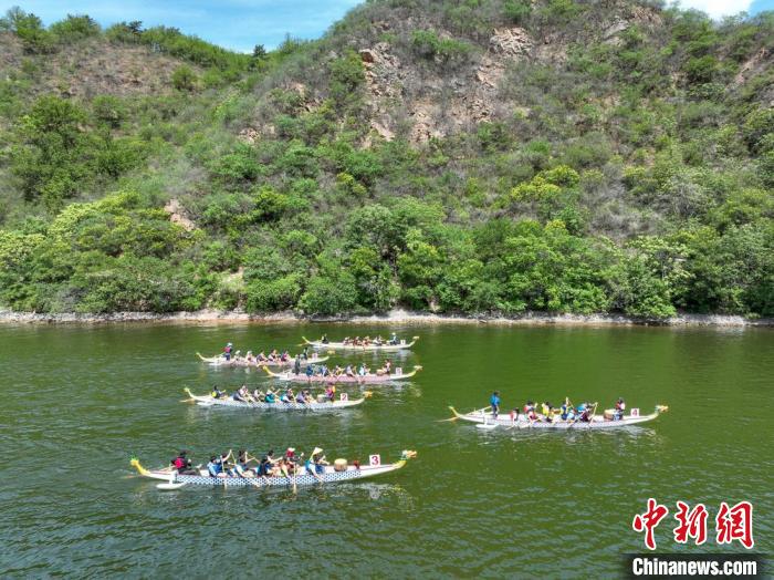 Corridas de barcos-drag?o têm início nas proximidades da Grande Muralha em Beijing