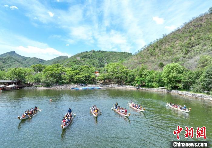 Corridas de barcos-drag?o têm início nas proximidades da Grande Muralha em Beijing