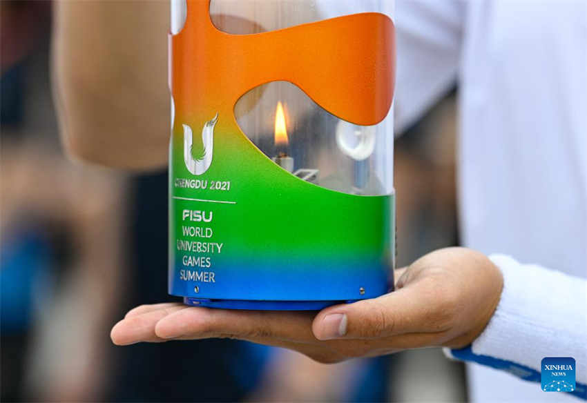 Chama da Universíade de Ver?o de Chengdu é transferida para Beijing antes do revezamento da tocha