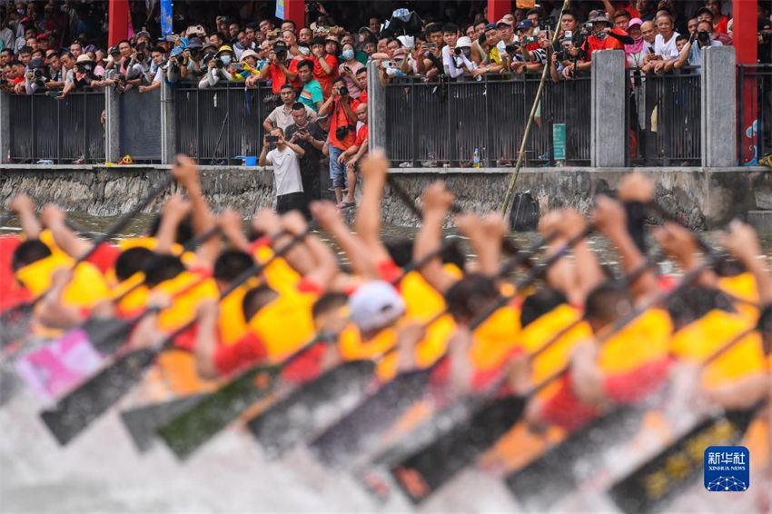 Competi??o de barco do drag?o é realizada em Guangzhou para receber festival