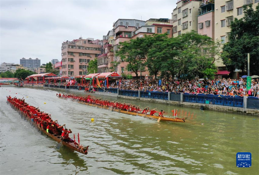 Competi??o de barco do drag?o é realizada em Guangzhou para receber festival