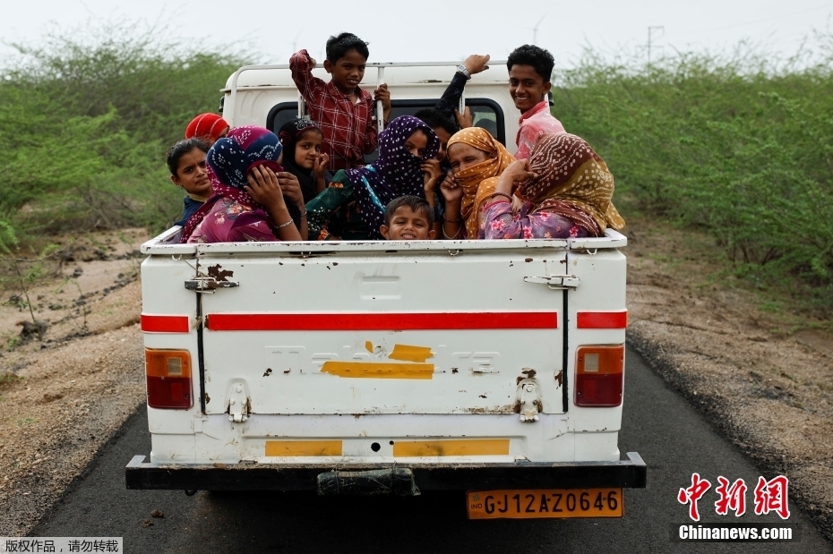 Ciclone procova evacua??o de dezenas de milhares de pessoas na índia e Paquist?o