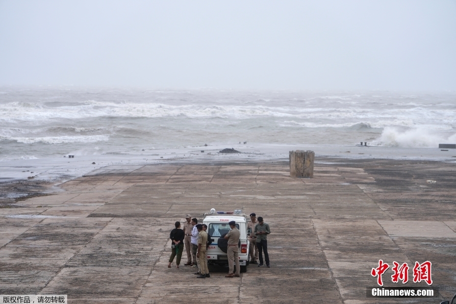 Ciclone procova evacua??o de dezenas de milhares de pessoas na índia e Paquist?o