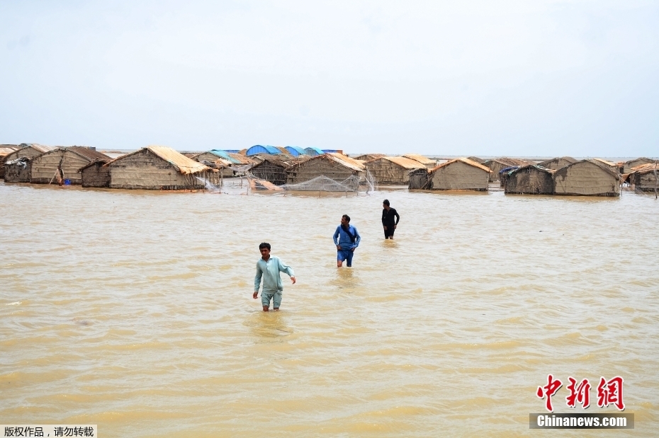 Ciclone procova evacua??o de dezenas de milhares de pessoas na índia e Paquist?o