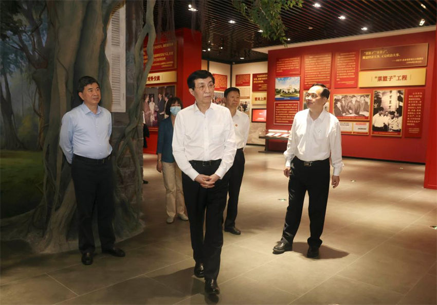 Principal conselheiro político chinês pede esfor?os de ambos os lados do Estreito pela revitaliza??o nacional