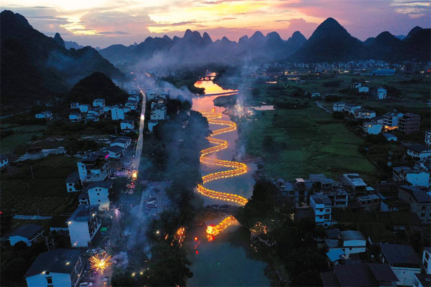 Desfile de balsas de bambu d?o boas-vindas ao festival tradicional chinês no sul da China
