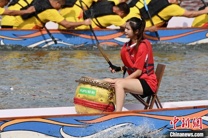 Competi??o de Barco-Drag?o é realizada em Fuzhou, leste da China