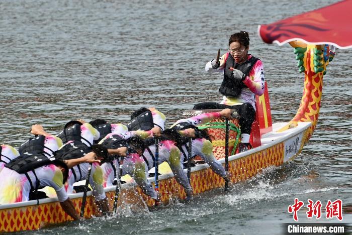 Competi??o de Barco-Drag?o é realizada em Fuzhou, leste da China