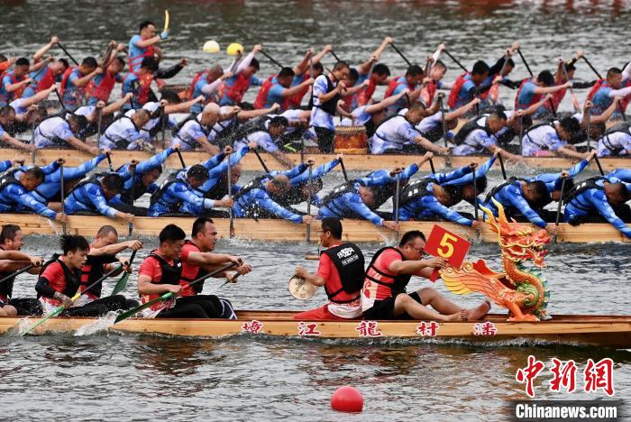 Competi??o de Barco-Drag?o é realizada em Fuzhou, leste da China