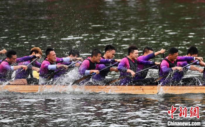 Competi??o de Barco-Drag?o é realizada em Fuzhou, leste da China