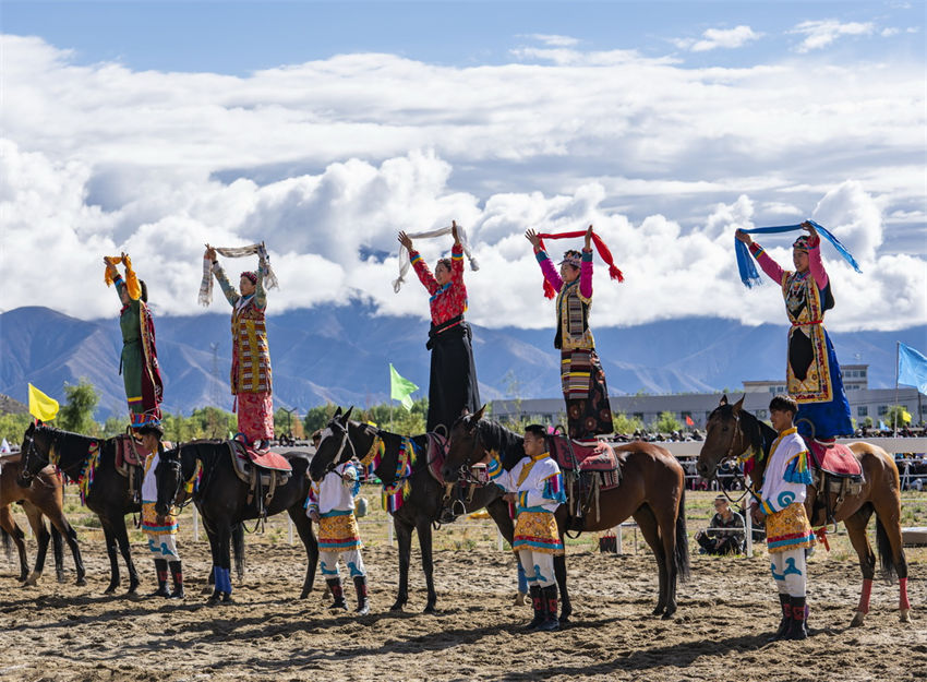 Evento de corrida de cavalos é realizado em Shigatse, Tibete