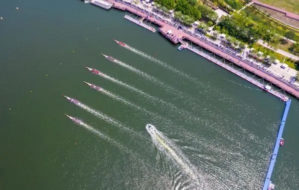 Competi??o de Barcos do Drag?o é realizada no norte da China
