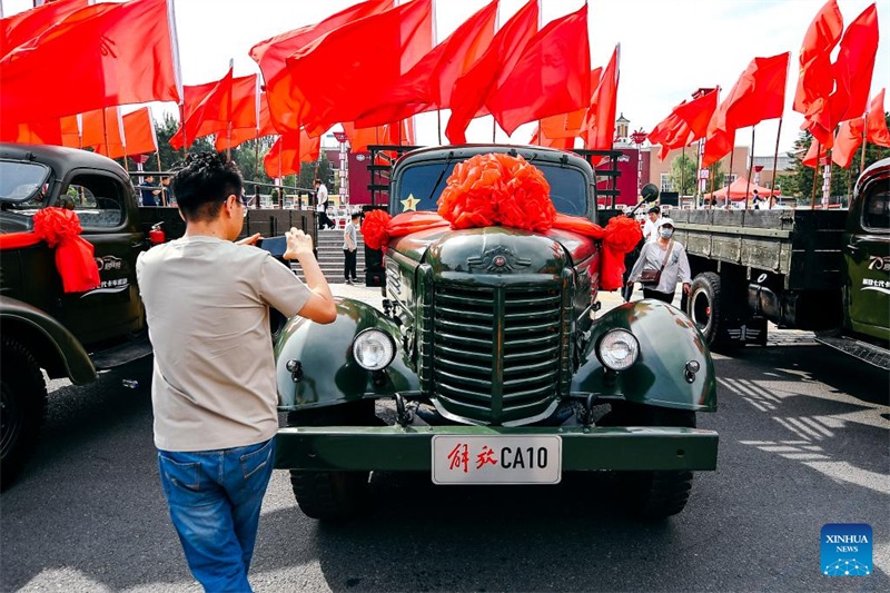 Caminh?es Jiefang de diferentes gera??es desfilam para celebrar 70o aniversário do Grupo FAW