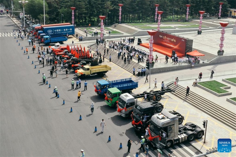 Caminh?es Jiefang de diferentes gera??es desfilam para celebrar 70o aniversário do Grupo FAW