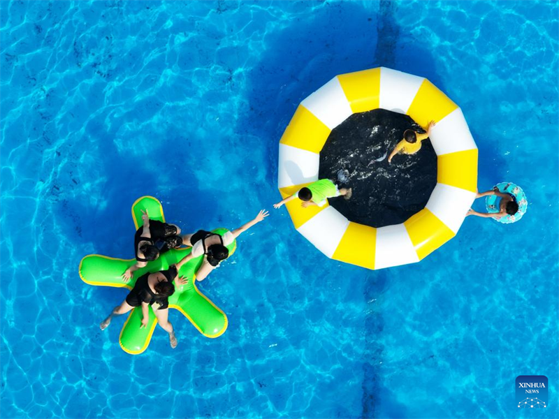 Pessoas se divertem no ver?o em toda a China