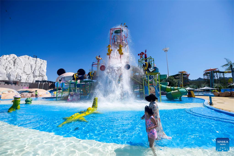 Pessoas se divertem no ver?o em toda a China