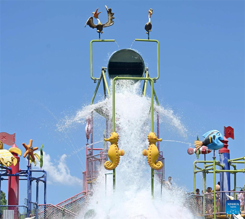 Pessoas se divertem no ver?o em toda a China