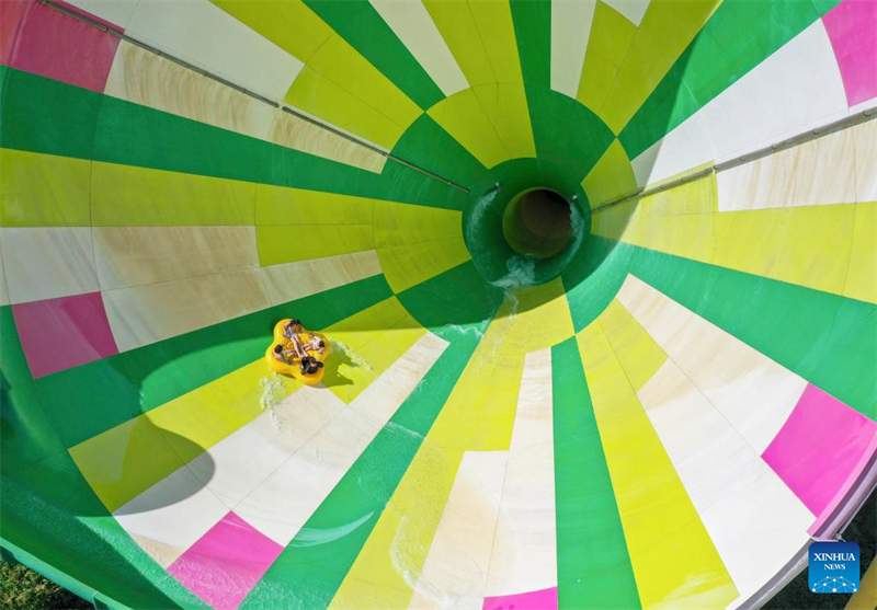 Pessoas se divertem no ver?o em toda a China