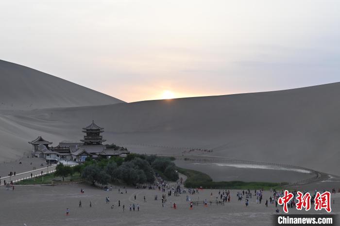 Excurs?es tornam-se populares no deserto de Dunhuang, noroeste da China