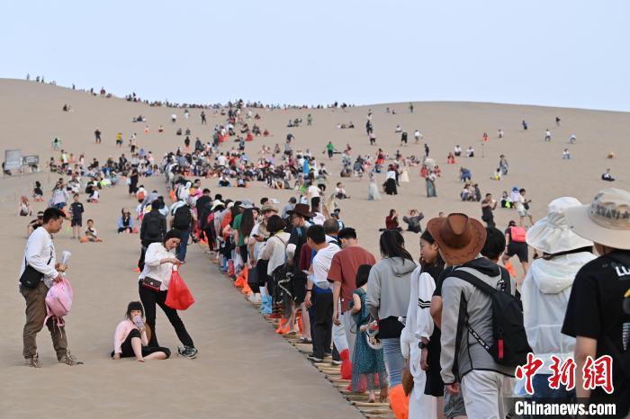 Excurs?es tornam-se populares no deserto de Dunhuang, noroeste da China