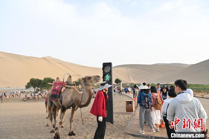 Excurs?es tornam-se populares no deserto de Dunhuang, noroeste da China