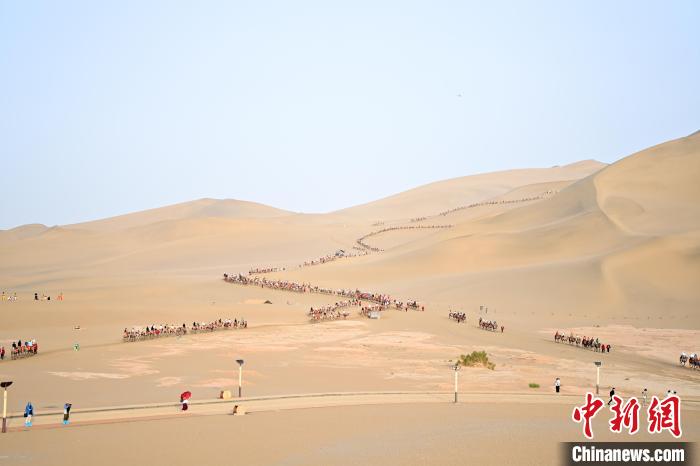 Excurs?es tornam-se populares no deserto de Dunhuang, noroeste da China